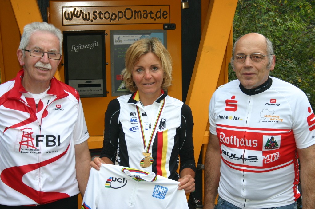 Kerstin mit Medaille & WM-RegenbogenTrikot am Stoppomat - Ludwig & Werner vom FBeI